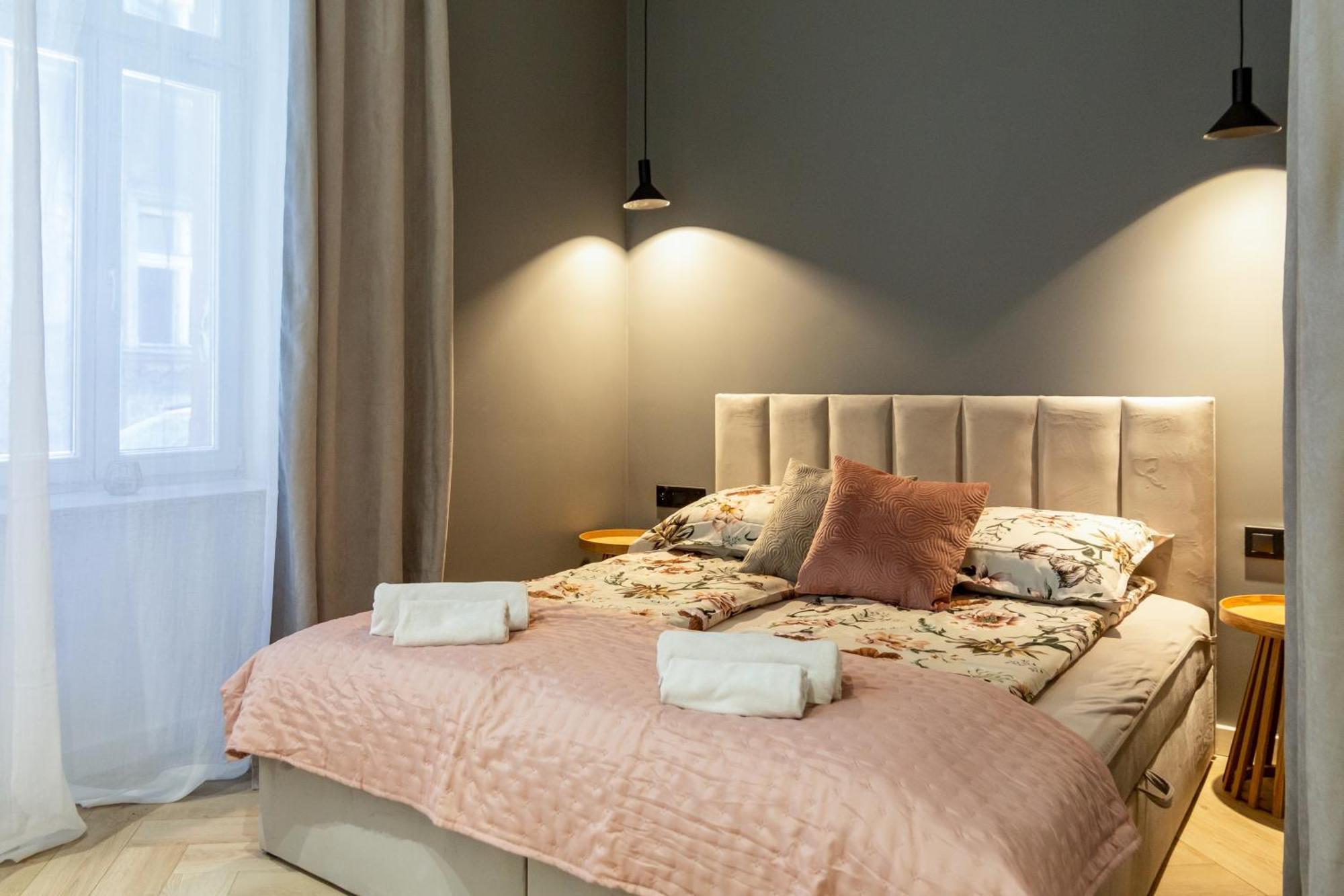 White Magnolia 4 Bedroom Premium And Parking Appartement Krakau