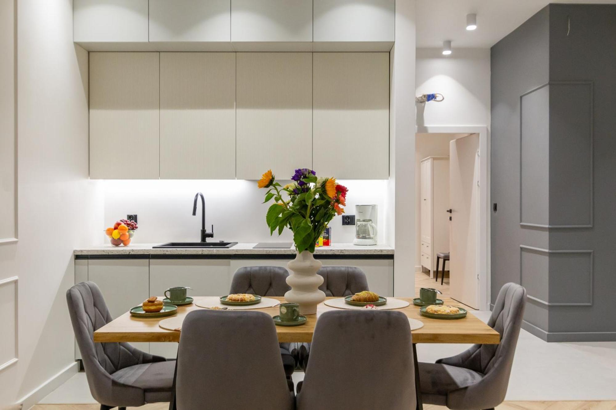 Apartment White Magnolia 4 Bedroom Premium And Parking