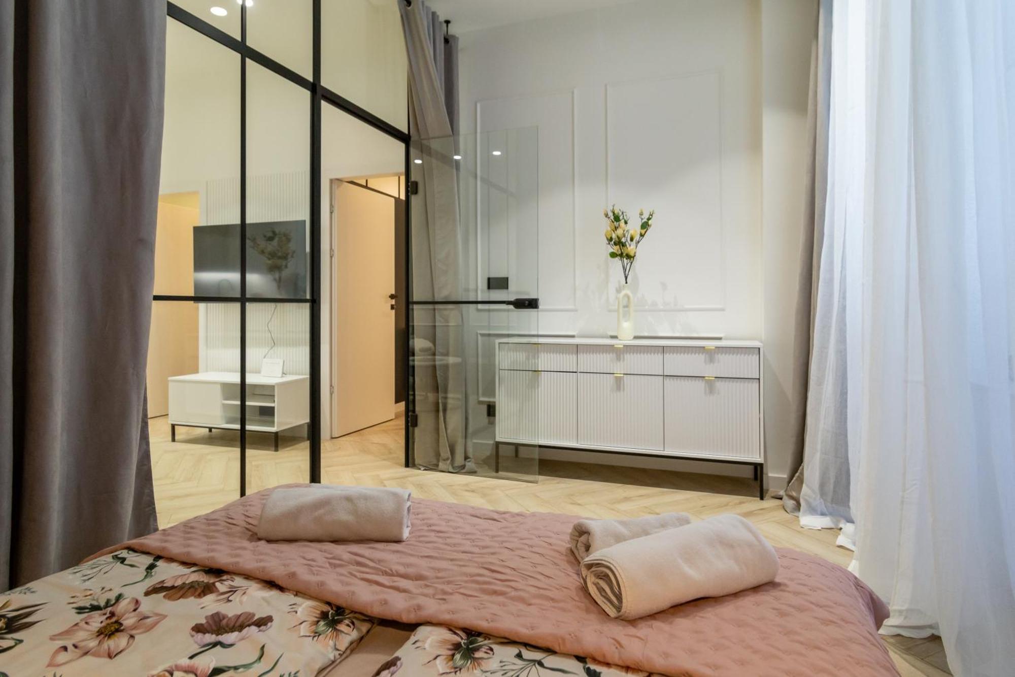 White Magnolia 4 Bedroom Premium And Parking Krakau