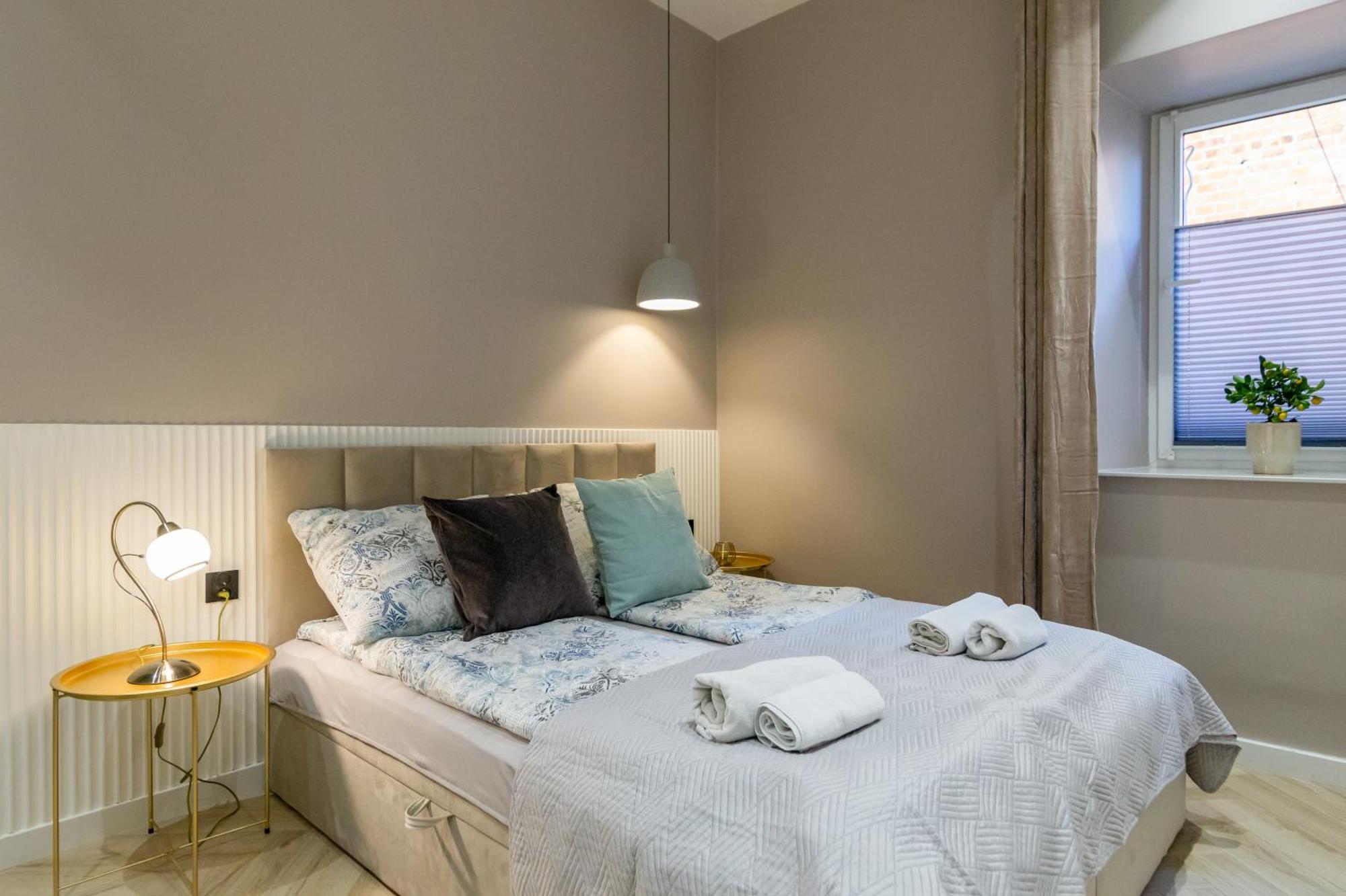 White Magnolia 4 Bedroom Premium And Parking Apartment Krakau