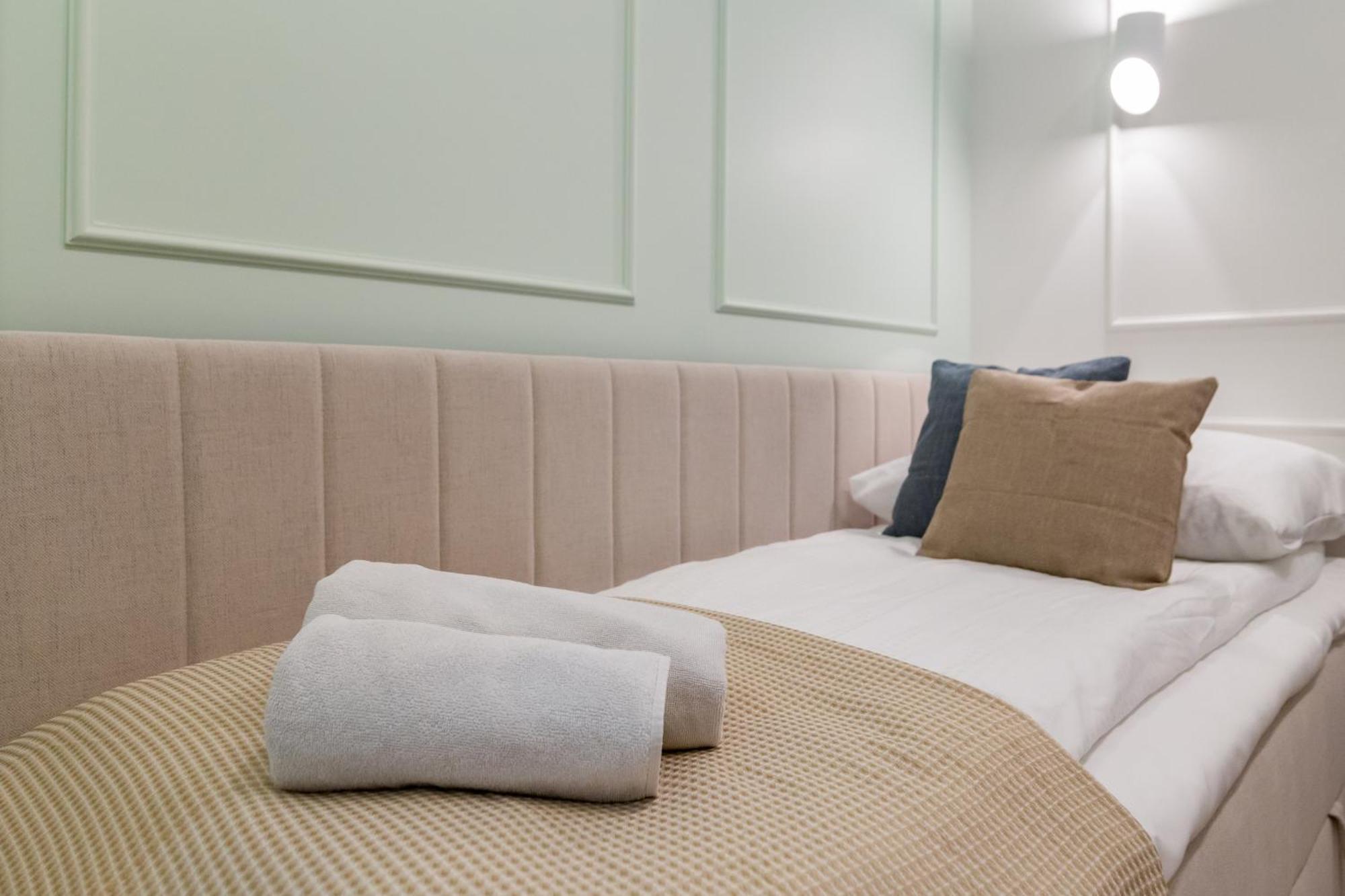 White Magnolia 4 Bedroom Premium And Parking Apartment Krakau