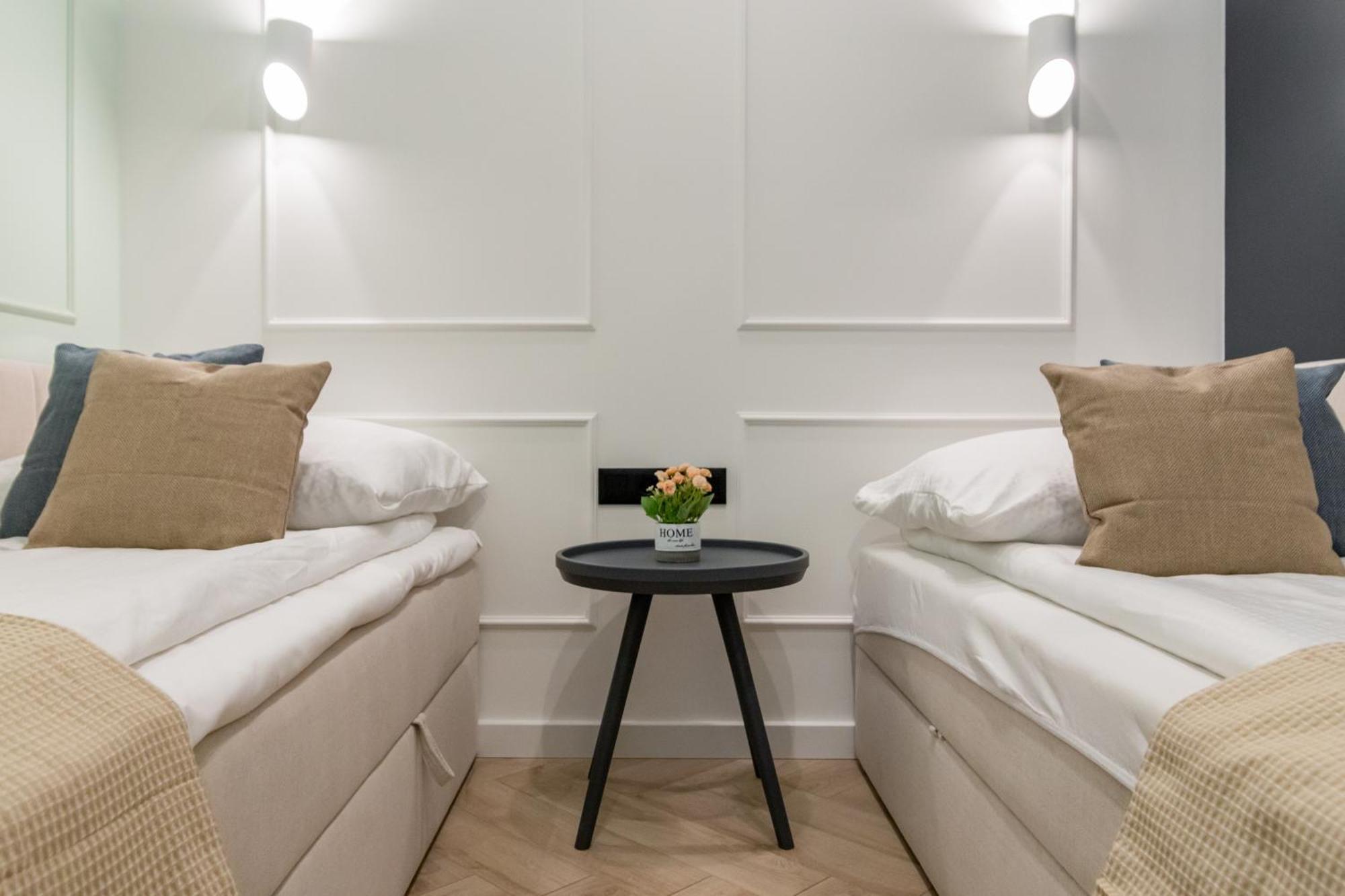 White Magnolia 4 Bedroom Premium And Parking Krakau